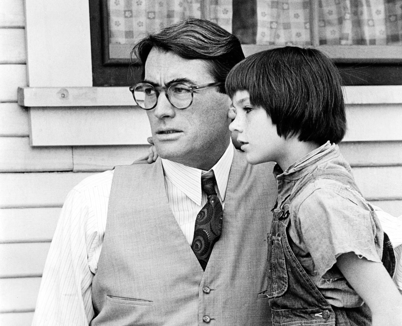 Gregory Peck e Mary Badham nei ruoli di Atticus e Scout nel film Il buio oltre la siepe