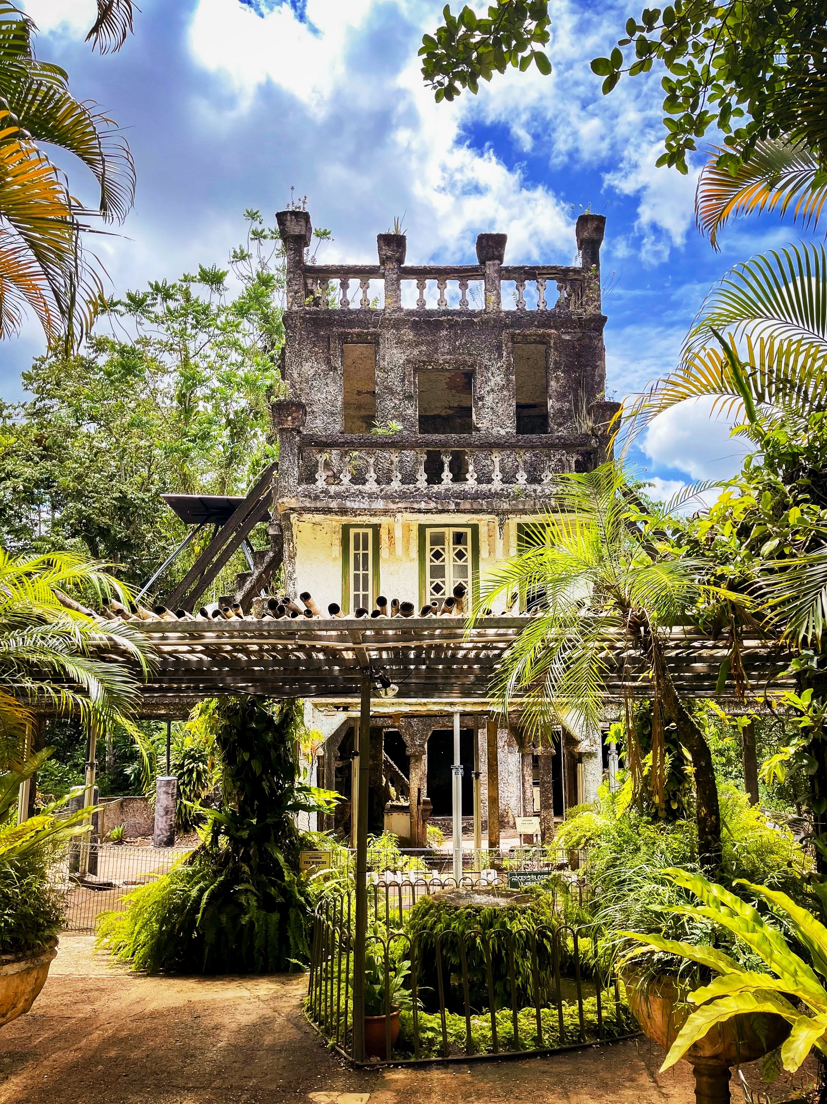Villa decadente avvolta dalla vegetazione tropicale, immaginario Southern Gothic